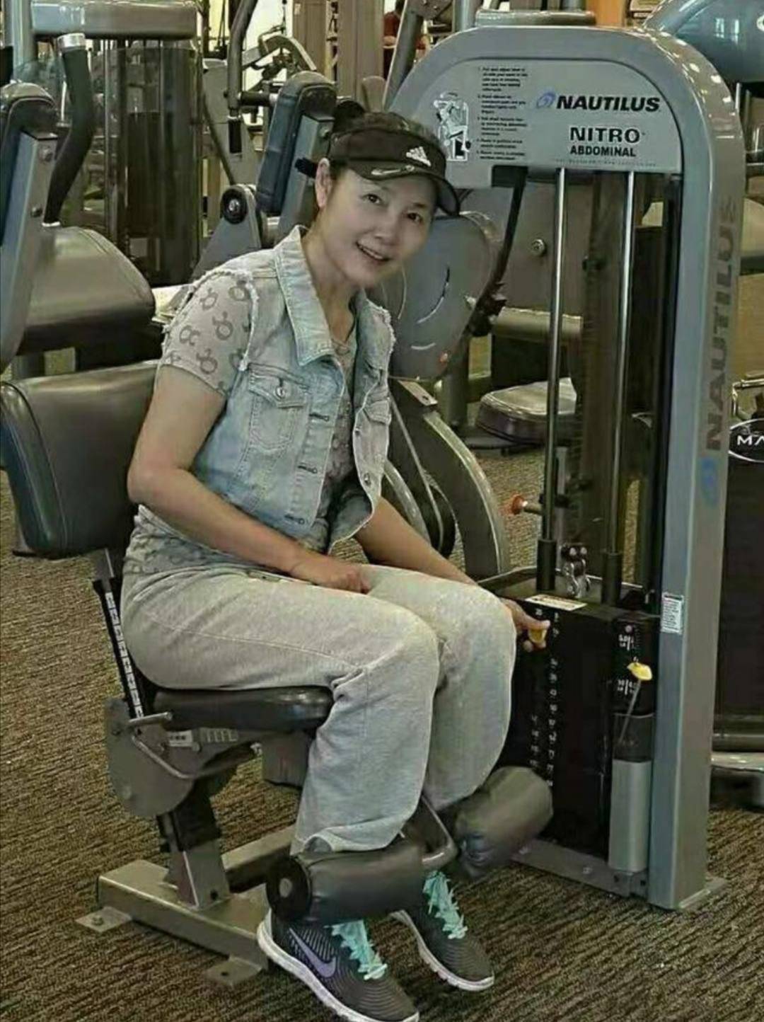 视觉|66岁姜黎黎也爱花裙子，配背心扎丸子头好优雅，不扮嫩如邻家奶奶