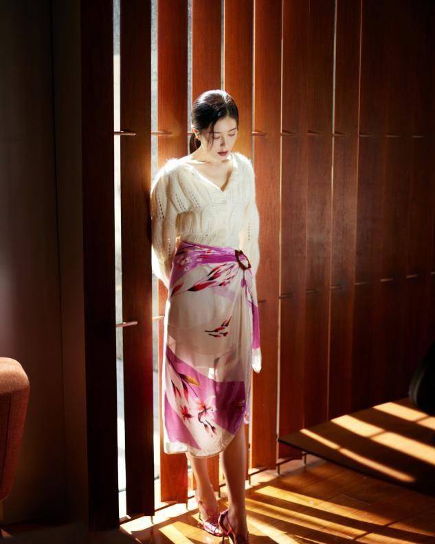 身材|被45岁曾黎惊艳到了！一袭金色束腰裙优雅知性，肤白腿长甜美了