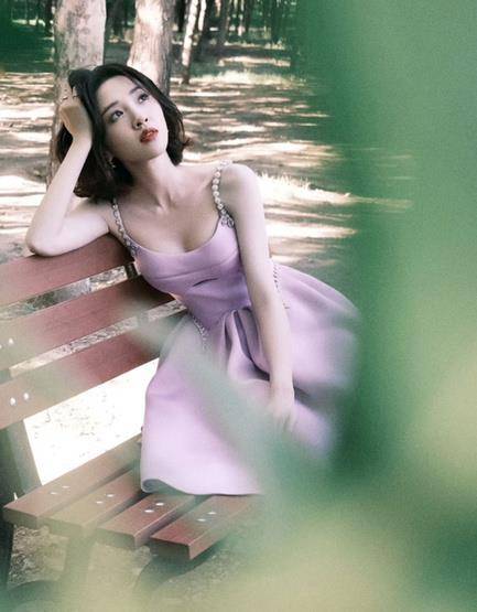 黑色|被唐艺昕“甜”到了,粉色连衣裙温柔俏皮,搭配马丁靴显“叛逆”