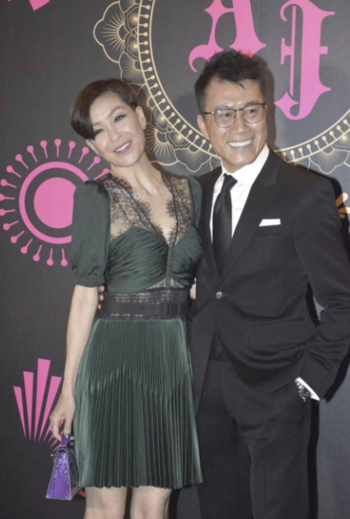 什么|伍咏薇美得太高调，玫红色连衣裙大秀曼妙身材，高挑时髦又有气场