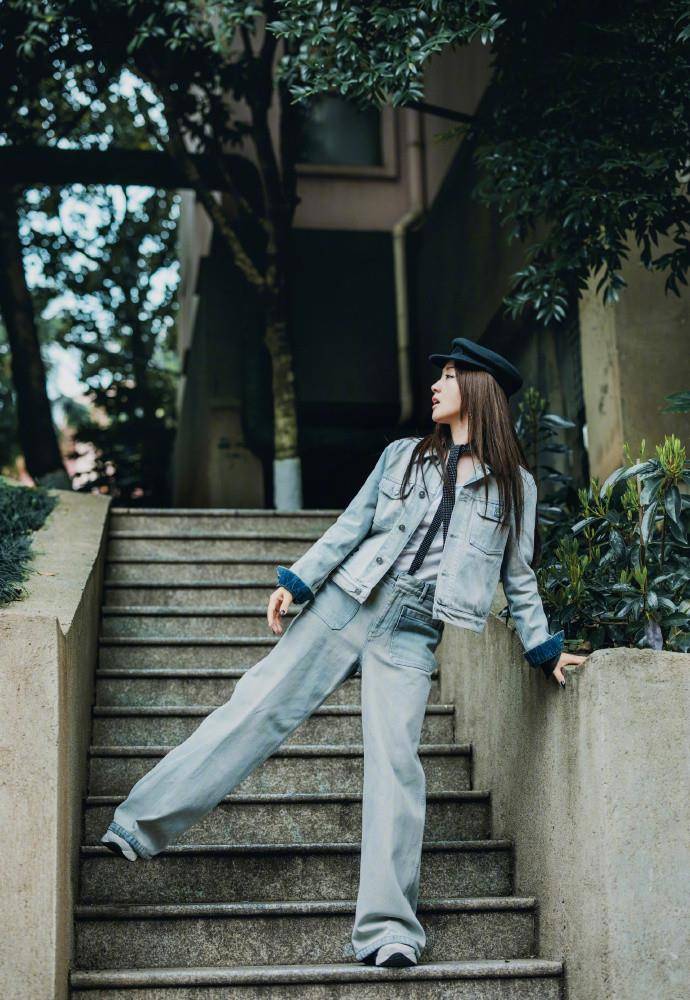 身材|杨钰莹“浪姐宿舍”外街拍,穿一身牛仔时髦养眼,不像49岁的样子
