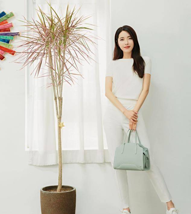 身材|被45岁曾黎惊艳到了！一袭金色束腰裙优雅知性，肤白腿长甜美了