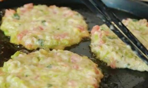 做法|10分钟搞定的早餐饼，不发面，不揉面，营养又美味，孩子超爱吃