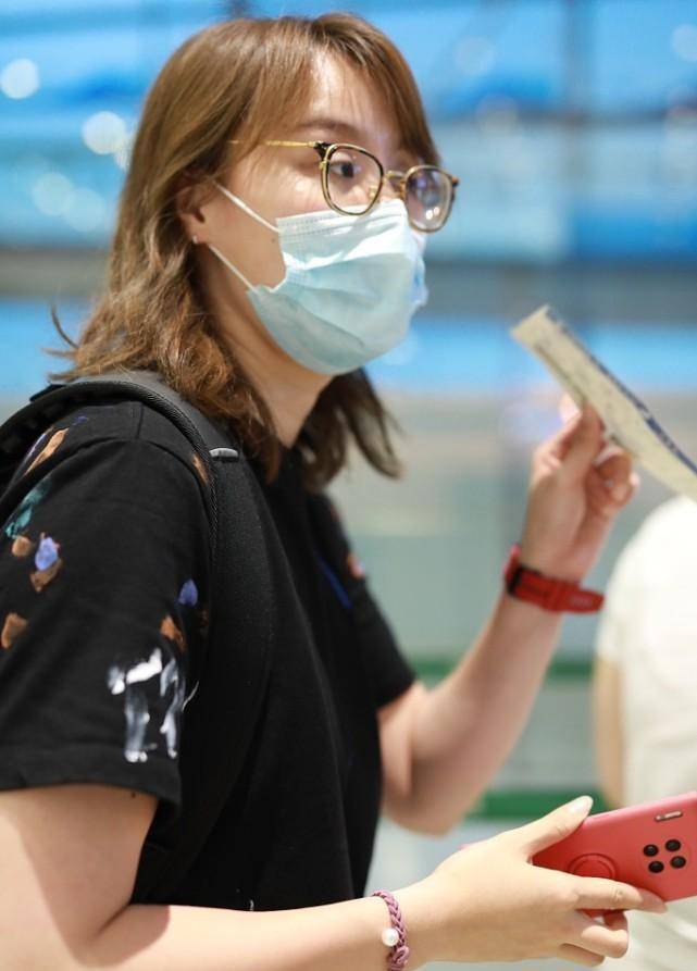 黑色|傅园慧真的是长大了，卷发造型看着太美了，少女感十足