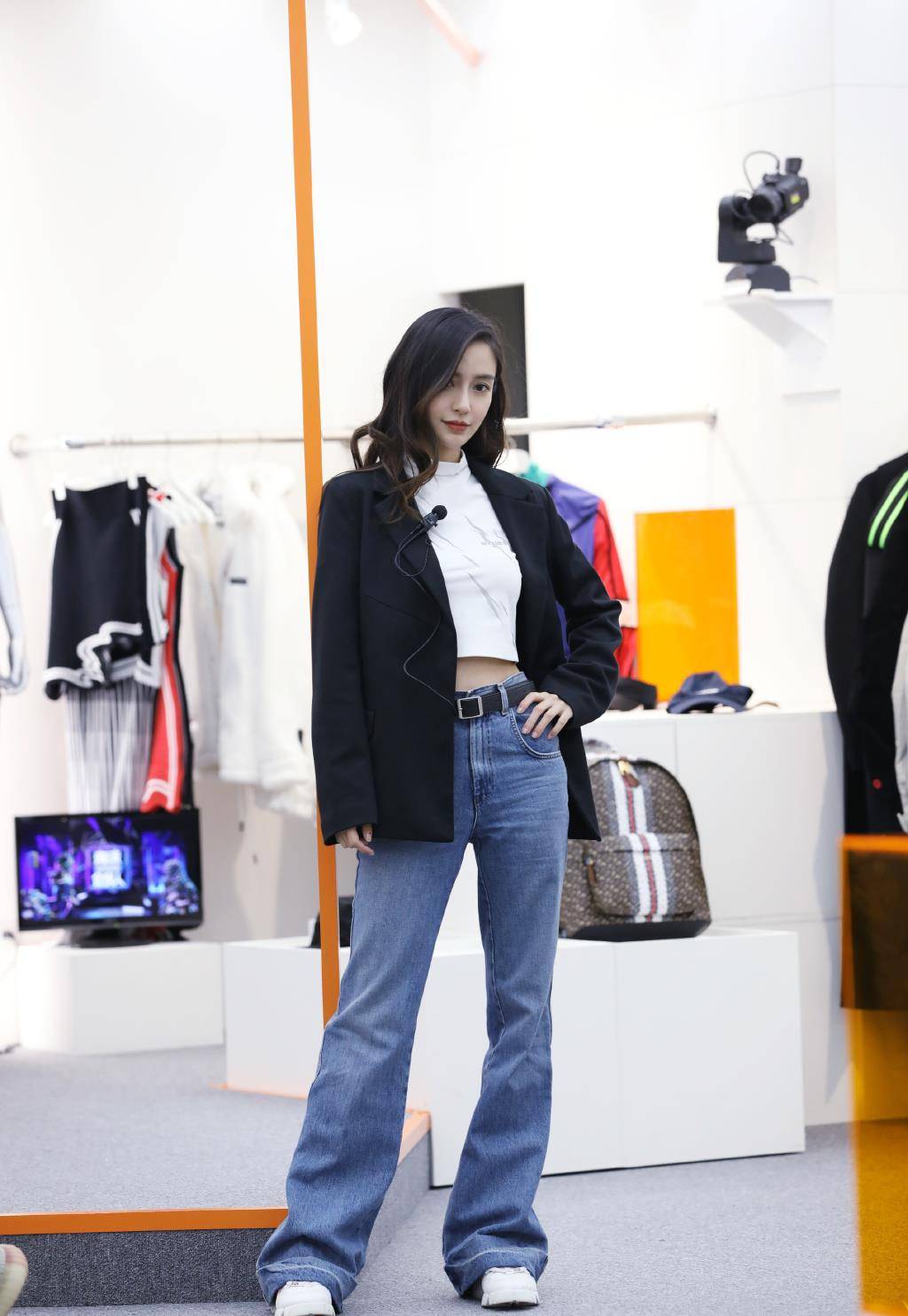 身材|Angelababy儿子长大了，身高快到妈妈腰，晒合影baby穿露腰装抢镜