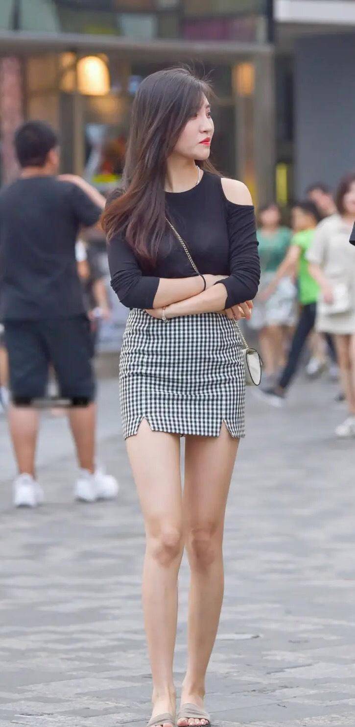 黑色|牛仔短裤搭配黑色长筒靴，甜美可爱，笑容如花