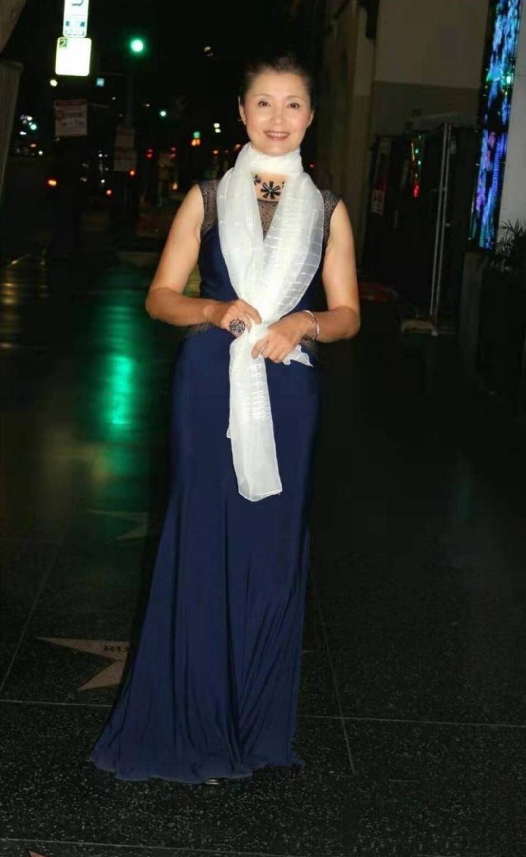 视觉|66岁姜黎黎也爱花裙子,配背心扎丸子头好优雅,不扮嫩如邻家奶奶