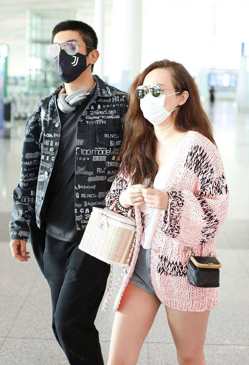 黑色|霍思燕的头肩比真优越，一袭挂脖长裙秀蝴蝶骨，但妆容有点显老了