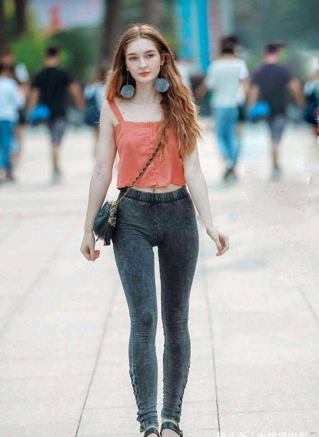 显得|街拍：小姐姐吊带背心配长裤，显瘦又时尚,显得自然清新的甜美范
