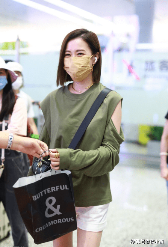 设计|46岁佘诗曼比26岁时更显嫩，穿露肩上衣配短裤，中年女性真该学学