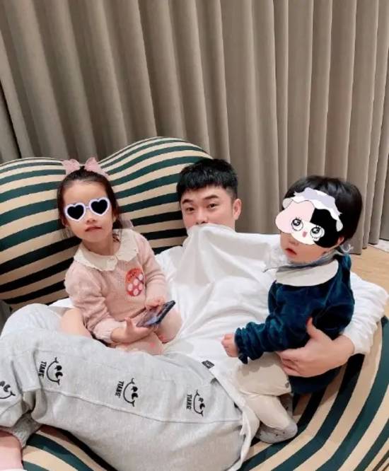 陈赫|陈赫妈妈牵俩孙女逛街，5岁安安打扮似公主，妹妹扎羊角辫太可爱