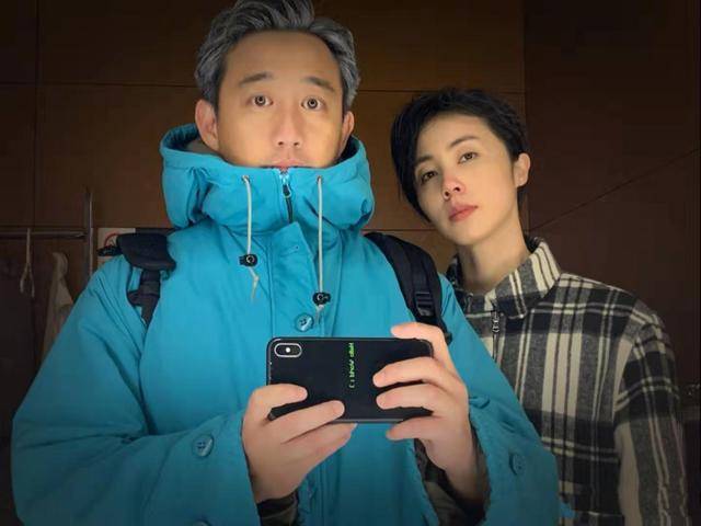 卫衣|黄磊老婆晒俩娃儿，穿卫衣牛仔裤，涂大红唇的多妹跟姐姐像双胞胎
