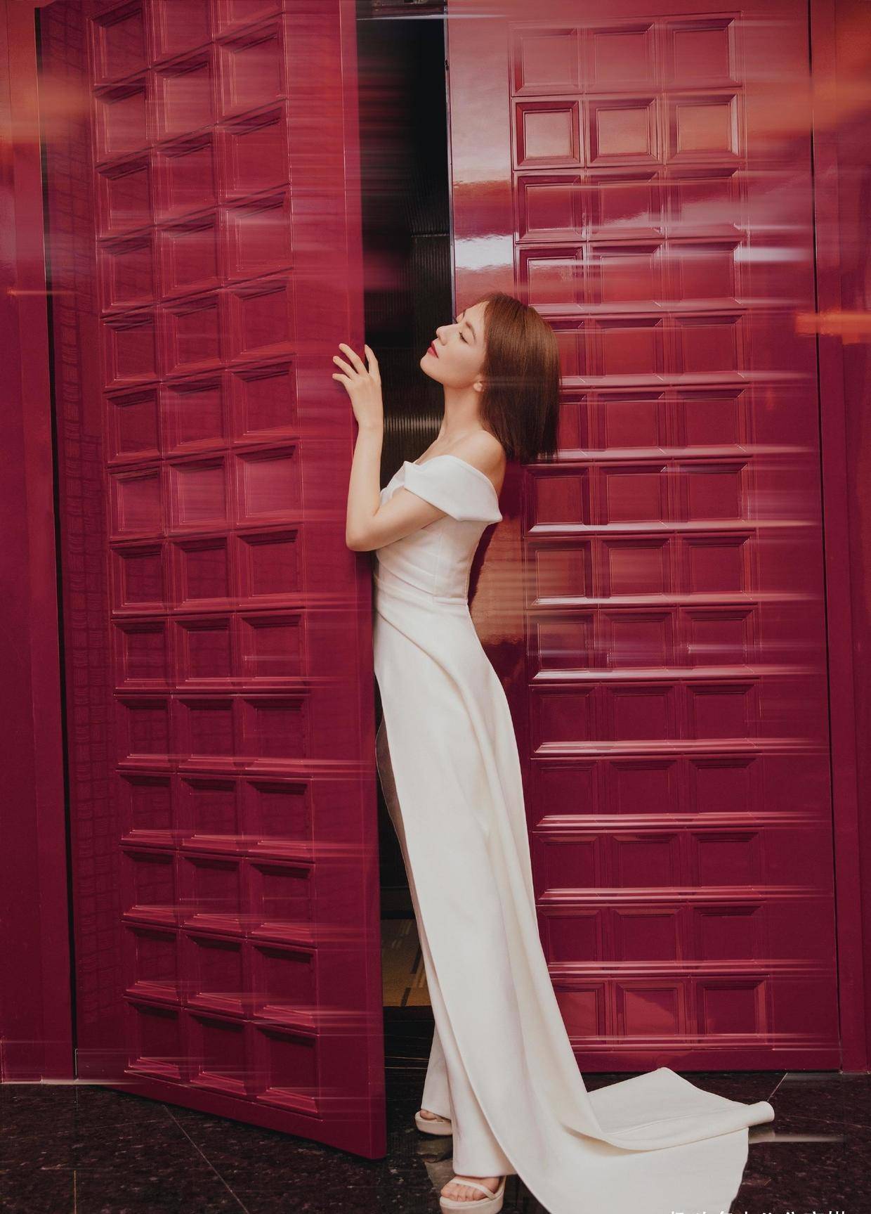 感觉|高圆圆又美了，黄色针织衫配半身裙甜美减龄，同框赵又廷一脸幸福