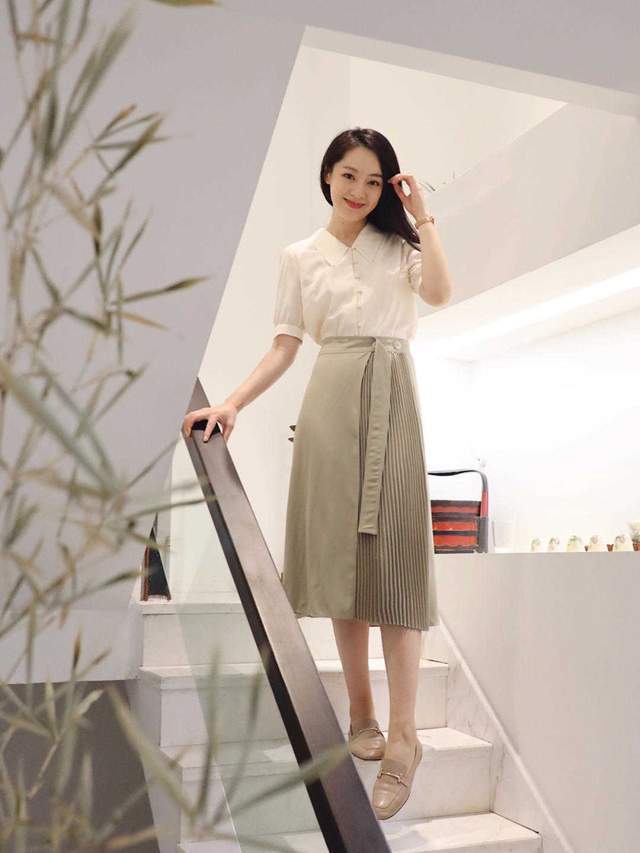 显得|小个子如何穿出“职场”范？一身灰色西服套装精致干练，显高显瘦