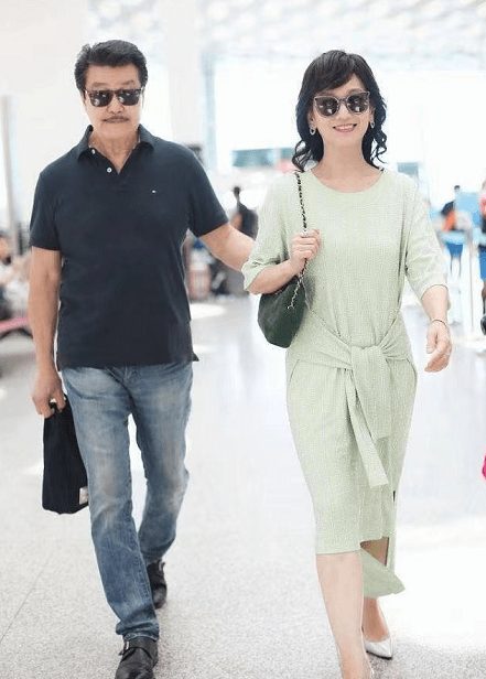 女色|赵雅芝真是不服老,穿衣偏爱少女色,一袭粉裙看着不像50后