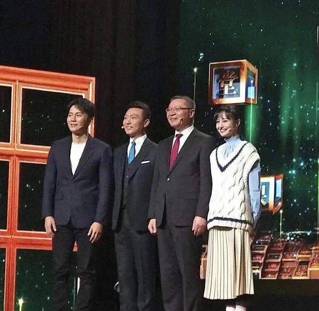 郑爽录|郑爽录节目跟康辉同台,穿针织衫配褶皱裙,衣服不合适气质正相符