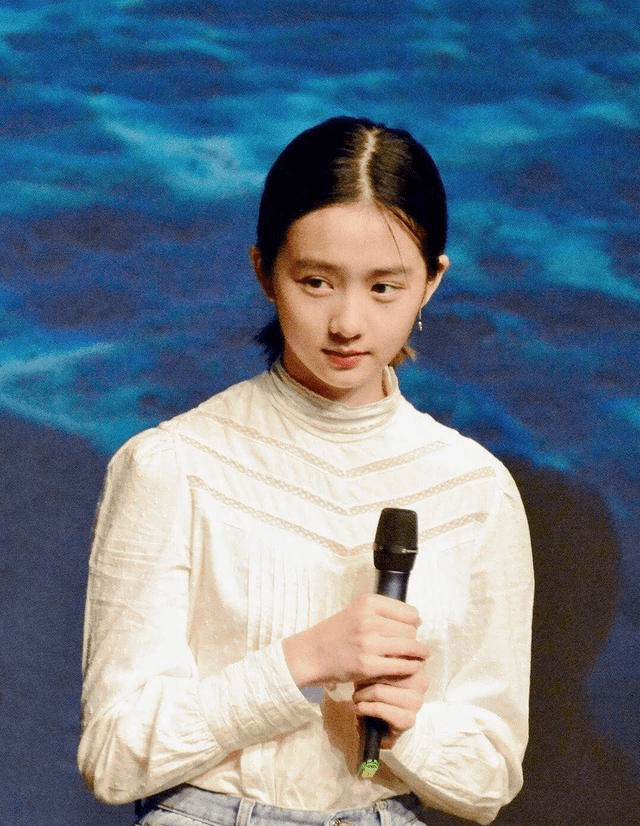 整体|黄多多的长相可真是随了妈妈，“下衣失踪”大秀长腿，青春有活力