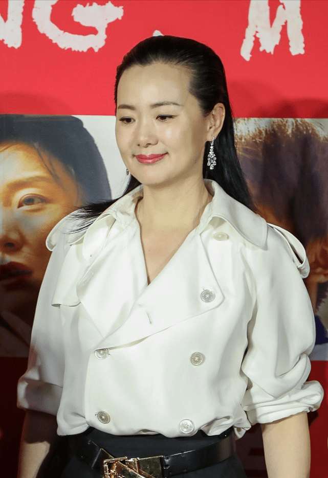 魅力|蒋雯丽虽然只大咏梅4岁,可是看脸差别挺明显,好在穿搭挺提气质