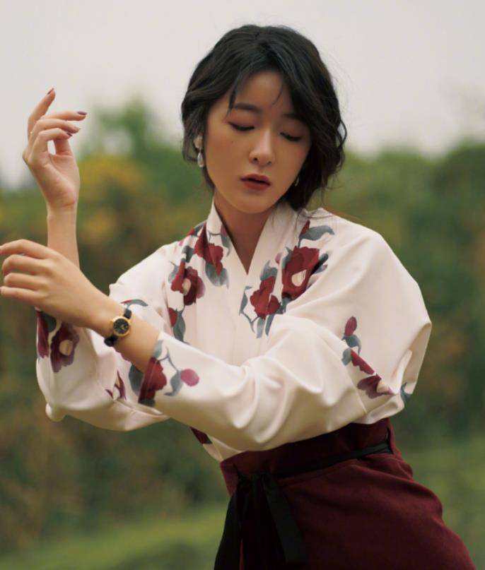 举手投足|23岁徐娇秀古风穿搭,举手投足间透露着优雅气质,太适合古装了