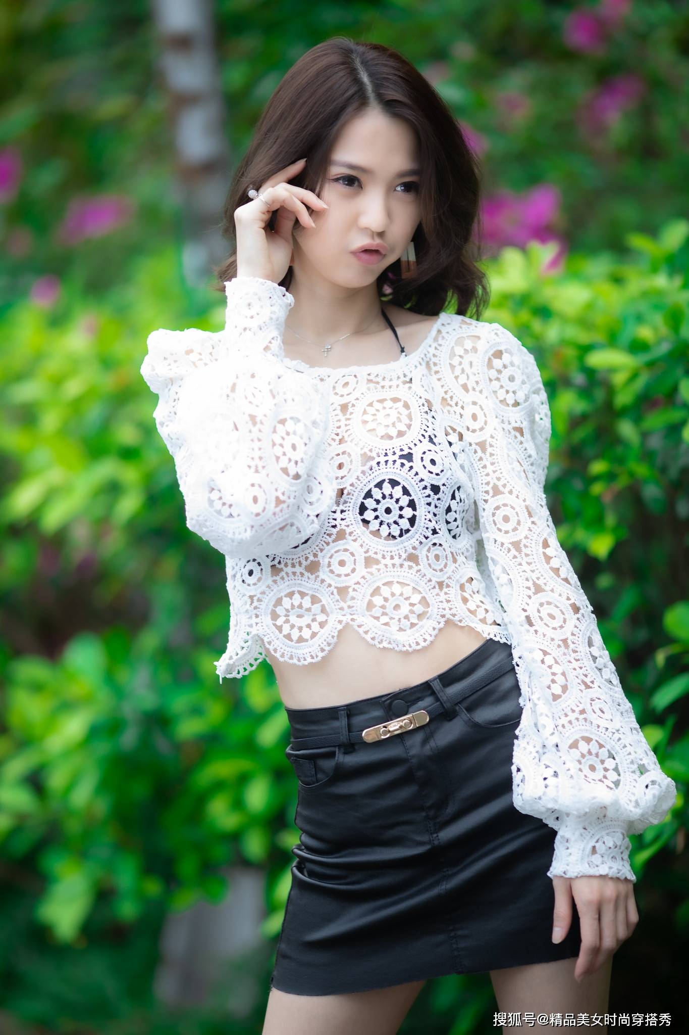 风韵|白色钩花蕾丝罩衫搭配西装短裤裙，惊艳绝伦，诠释靓女风韵