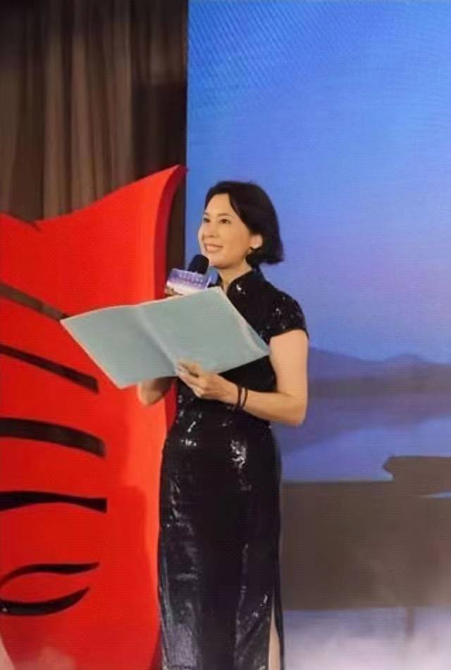 时尚|肖雄气质真好，穿黑色旗袍配短发优雅高贵，“奶奶鞋”暴露了年纪