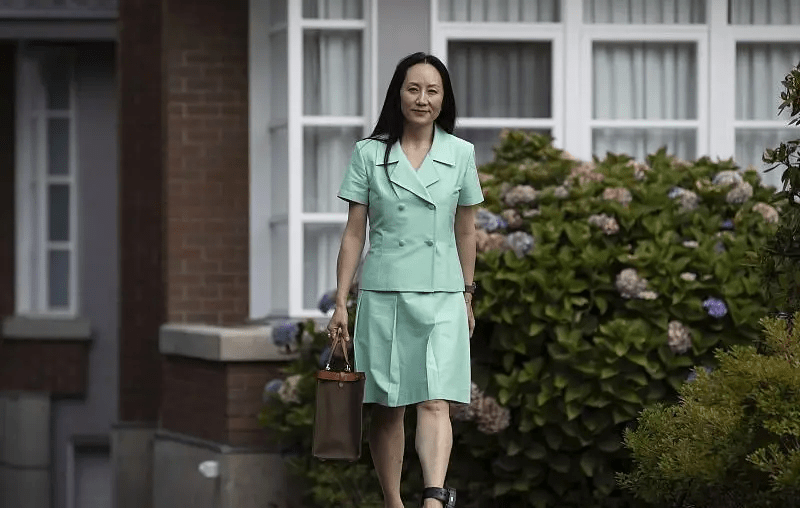 网友|孟晚舟脸虽沧桑，但穿的一套比一套时髦，有中年女性的优雅气质！