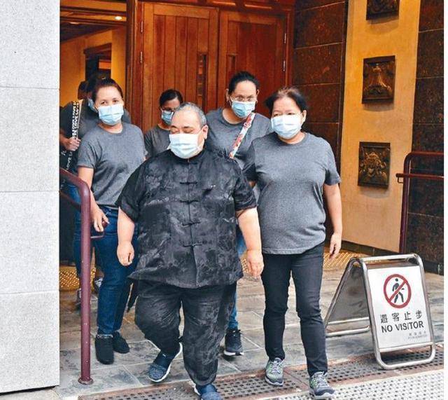 曲线|赌王最接近丑女的女儿，穿肥大T恤被赌王扶肩咧嘴笑，最爱穿唐装