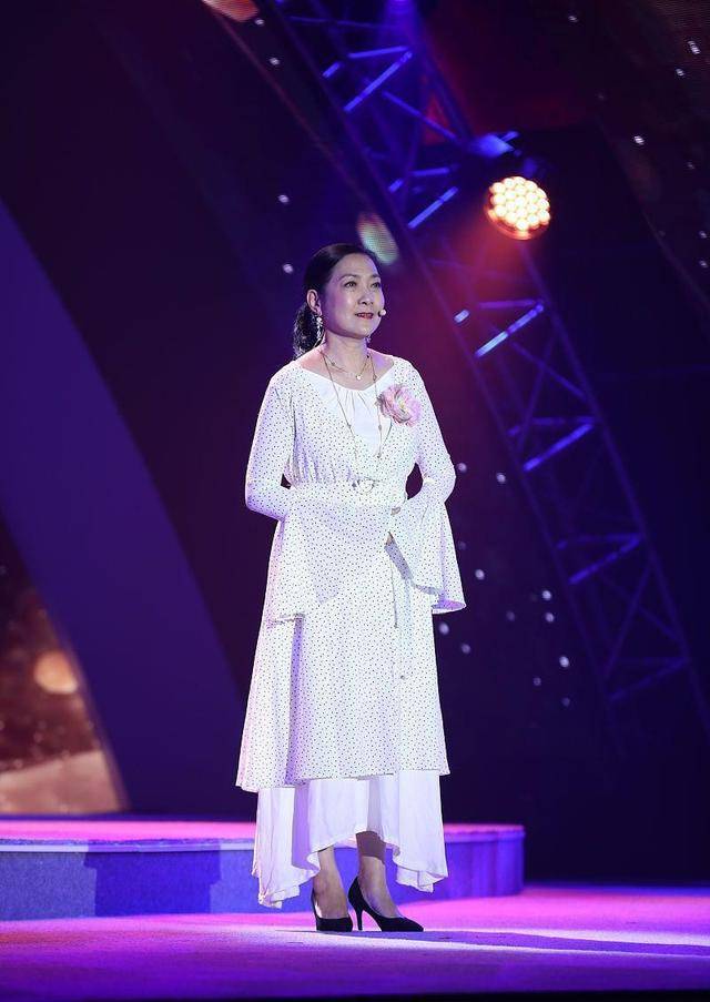 曲线|沈丹萍的女人味挺难得，身材丰满有曲线，穿礼裙看着就高级
