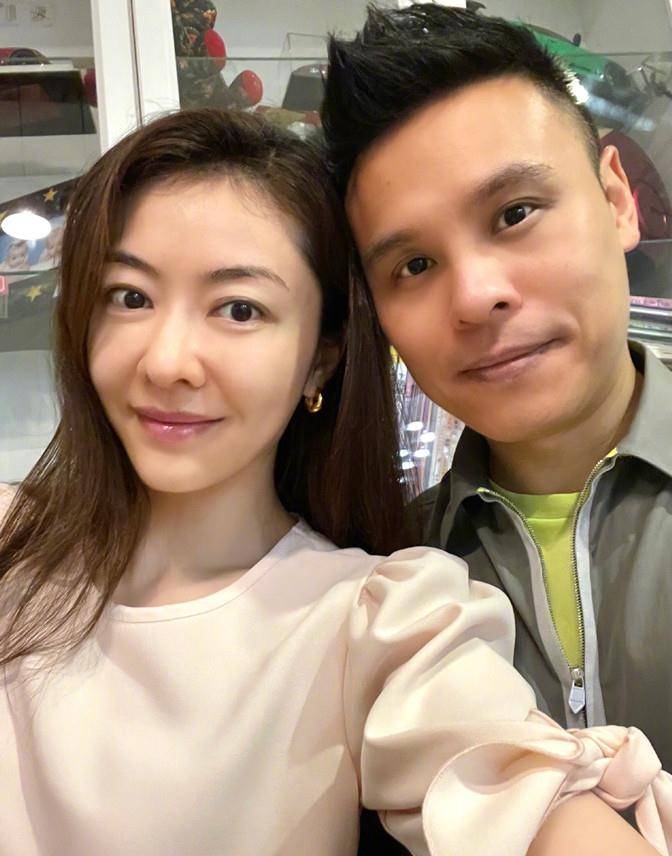 双胞胎|熊黛林一家四口为父庆生，穿蝴蝶结裙颜值高，双胞胎暴露大小眼睛