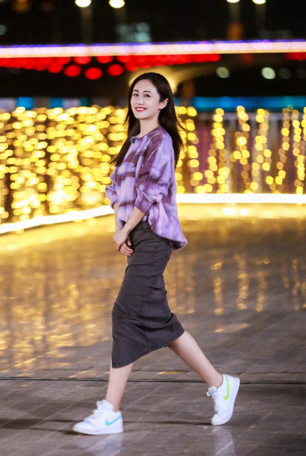 丈母娘|郑钧大9岁丈母娘太时髦！扎丸子头优雅淑女，62岁身材不输刘芸