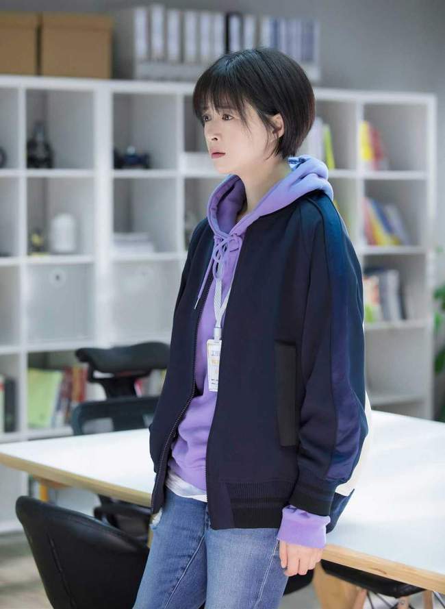 女神|蒋欣减肥成功,穿风衣凹造型美得高级、惊艳