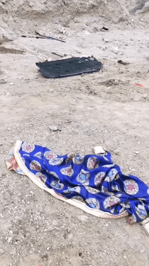 路人近距离曝光于月仙车祸现场,地上散落着于月仙衣物,画面惨不忍睹