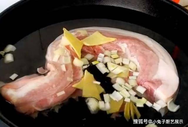 做法|五花肉往油锅一扔，不炒不炖不红烧，简单几步，上桌3斤都不够吃