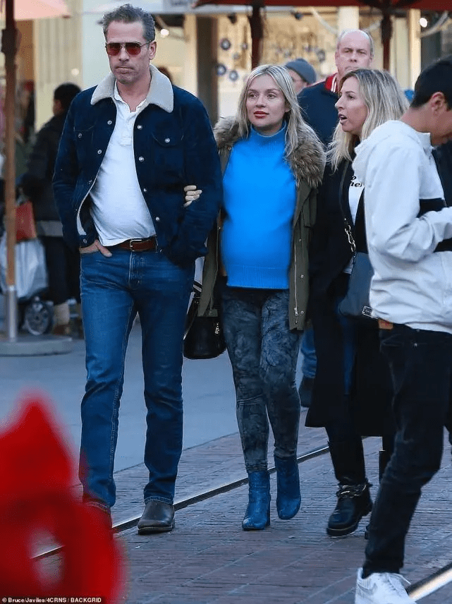 拜登|拜登次子携妻豪购,小17岁妻子满身大牌似女明星,1岁儿子超萌