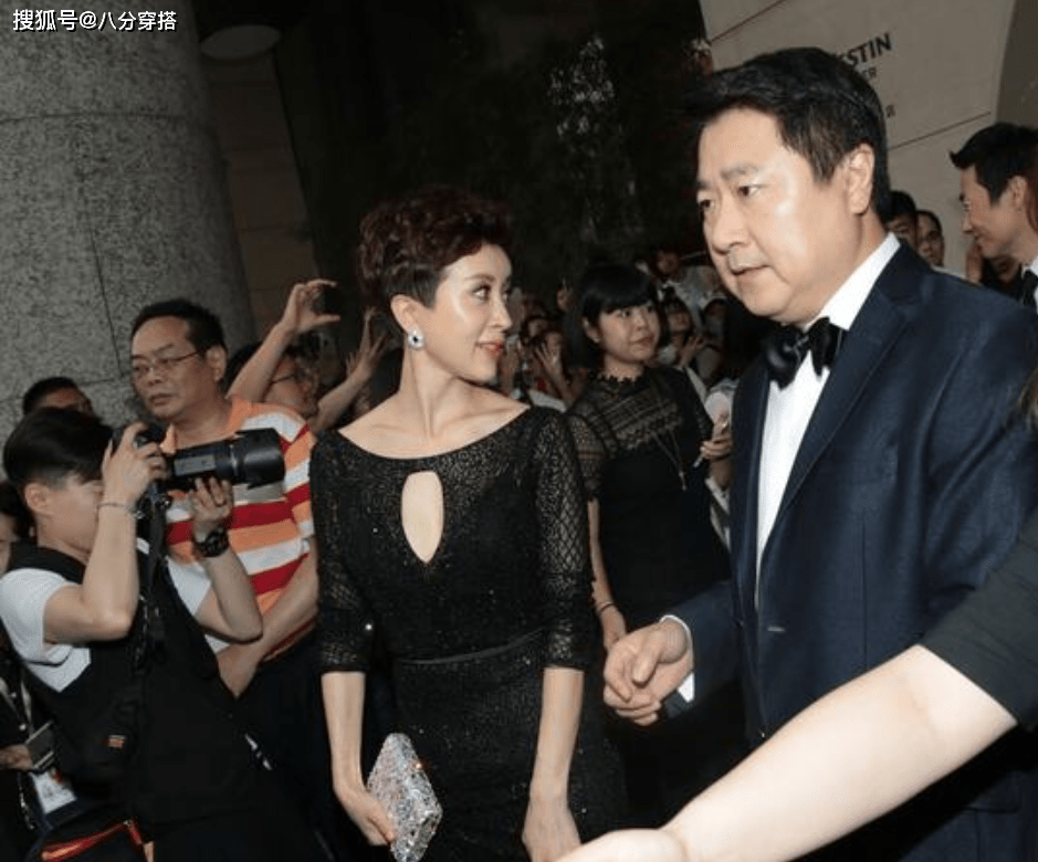 黑色|金巧巧虽是“大婶”年纪，穿黑色连衣裙成熟优雅，气质不输年轻人