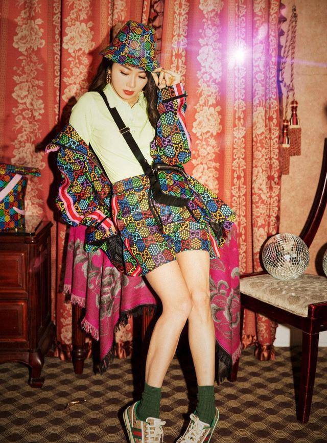 郑凯苗|郑凯苗苗现身频繁，穿衣时髦挺搭调，前任程晓玥不哭不闹活成女王