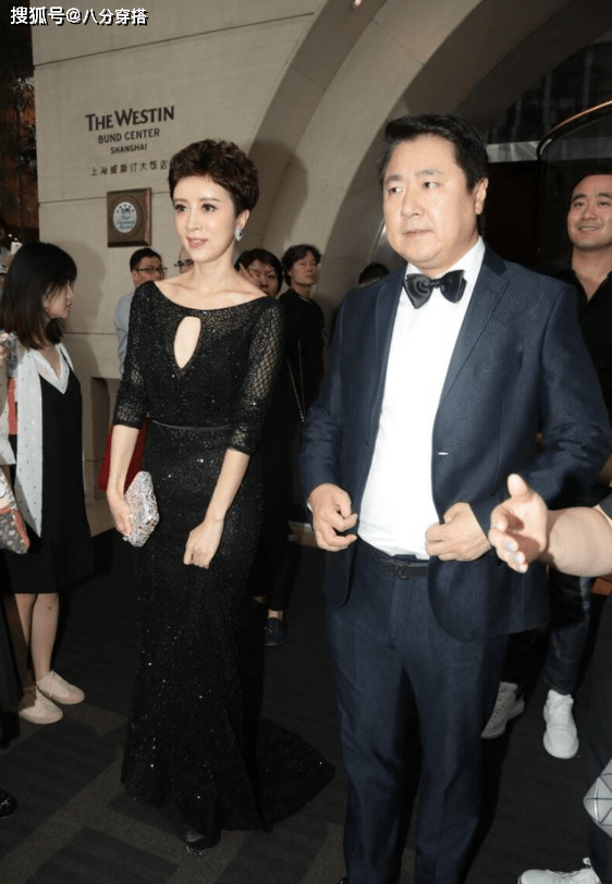黑色|金巧巧虽是“大婶”年纪，穿黑色连衣裙成熟优雅，气质不输年轻人