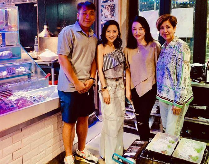 魅力|63岁“黄蓉”魏秋樺罕见参加阔太聚会，穿薄纱衣裙，老戏骨笑真甜