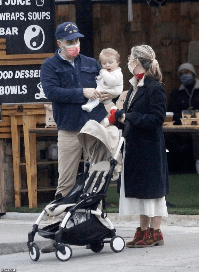 拜登|拜登次子携妻豪购,小17岁妻子满身大牌似女明星,1岁儿子超萌