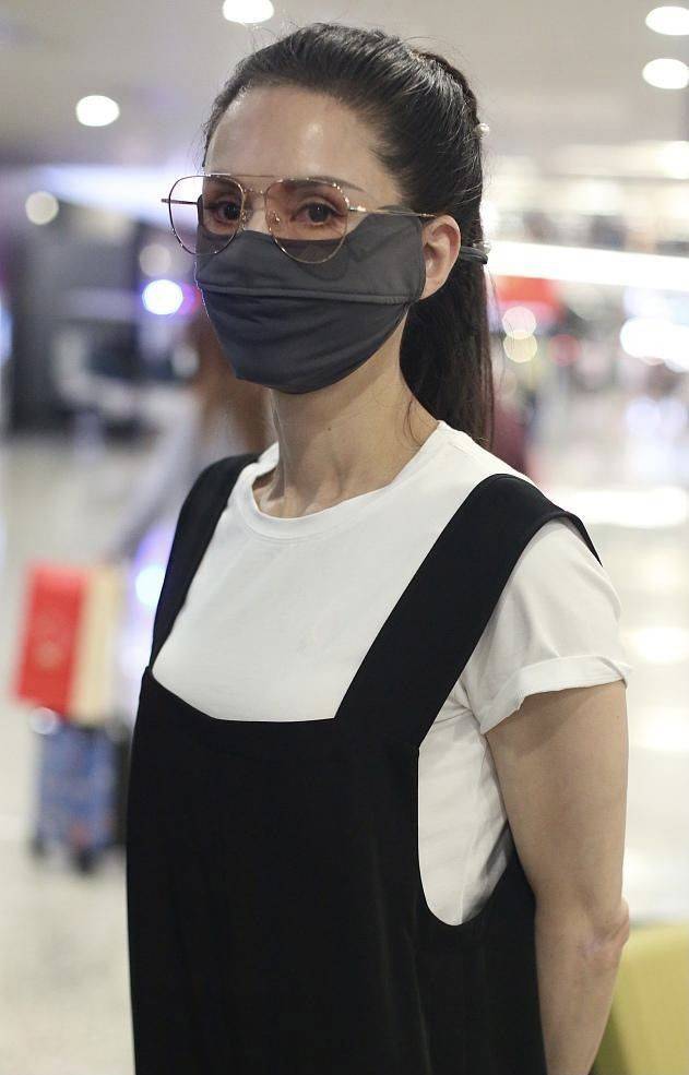 马尾|李若彤自律不说还会穿,背带裤配高马尾,54岁活力满满不输小姑娘