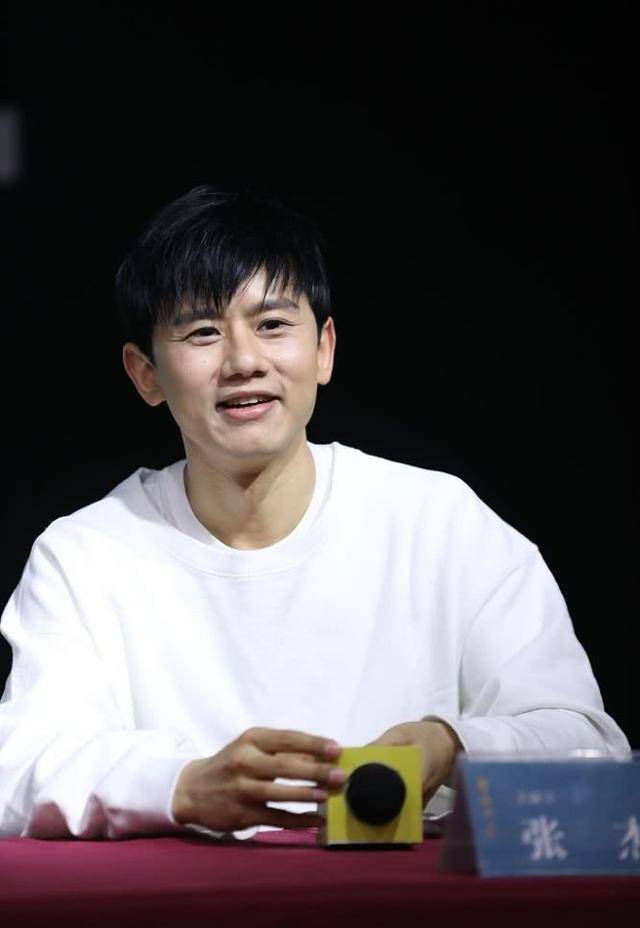 黑色|郝蕾单身后好清瘦，穿脏橘色连帽衫稳重大气，一旁张杰37岁似少年