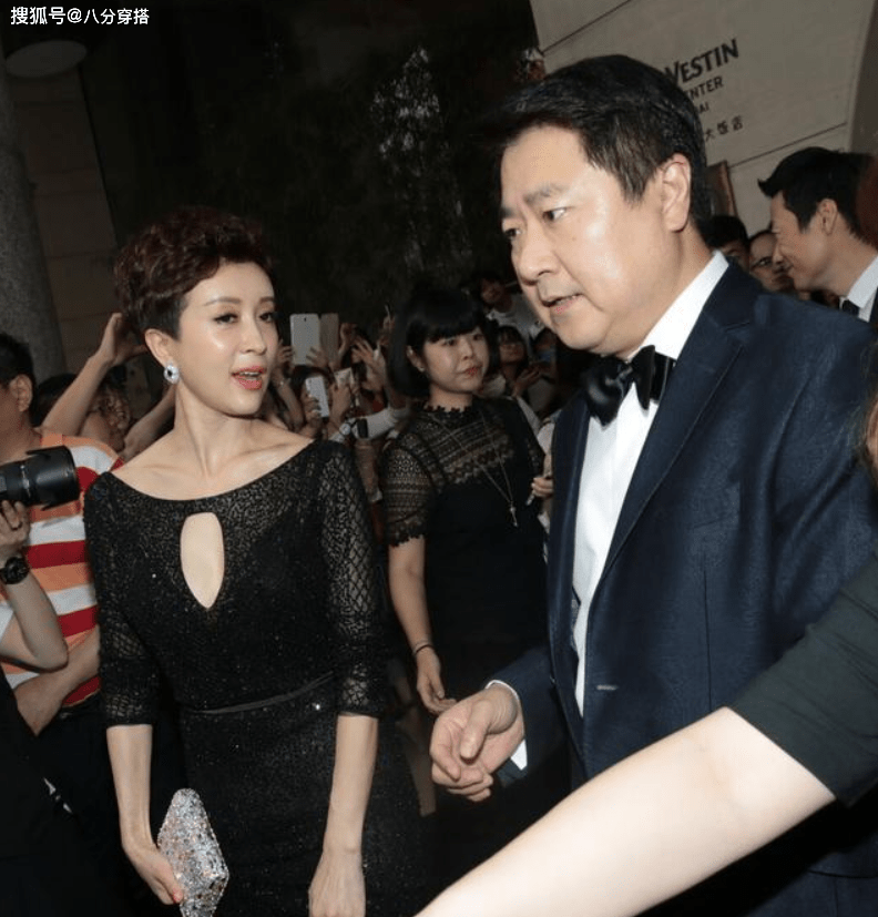 黑色|金巧巧虽是“大婶”年纪，穿黑色连衣裙成熟优雅，气质不输年轻人