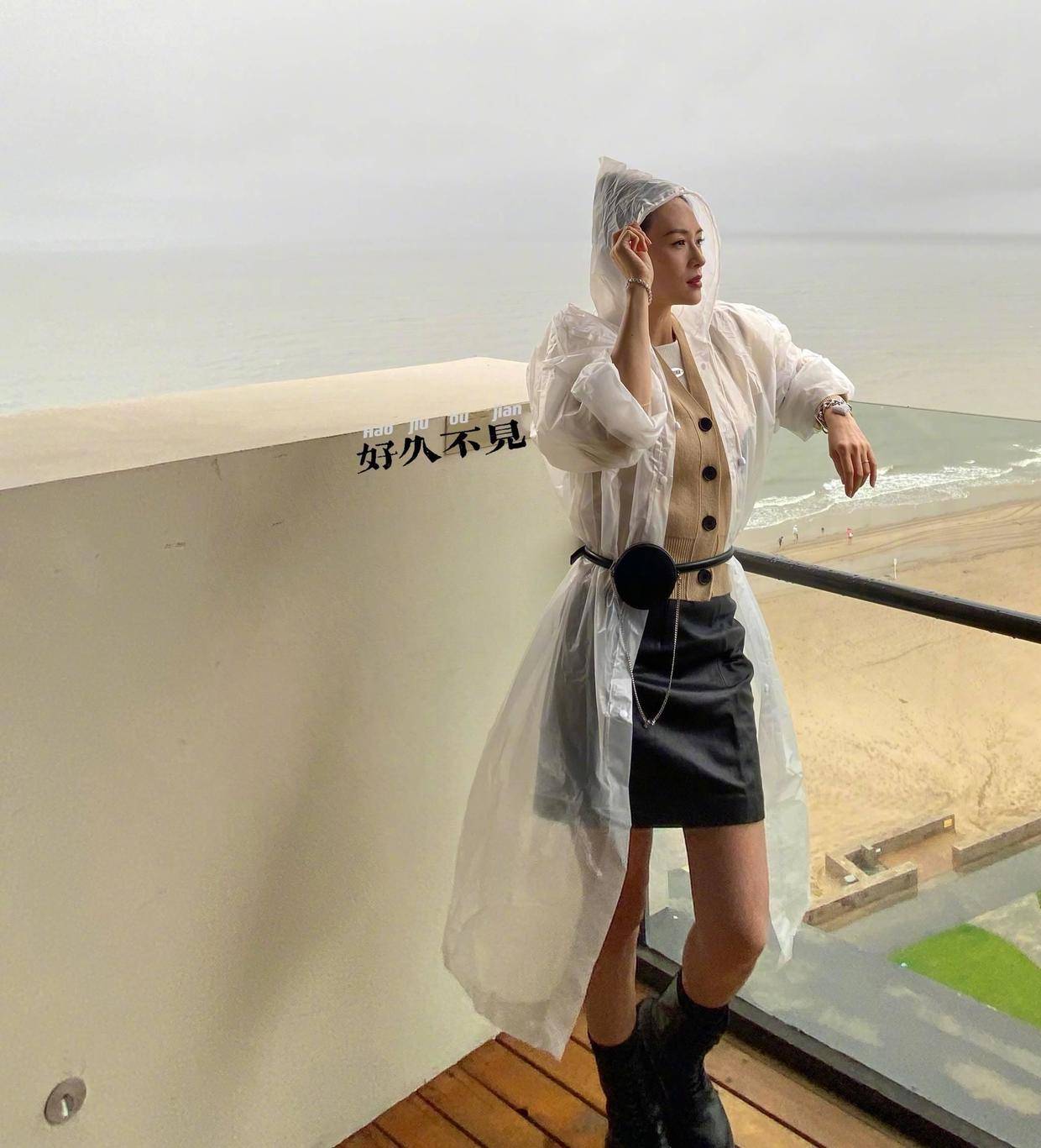 看点|章子怡果然很有国际范,穿一件黑色上衣搭配白色半身裙,高级洋气