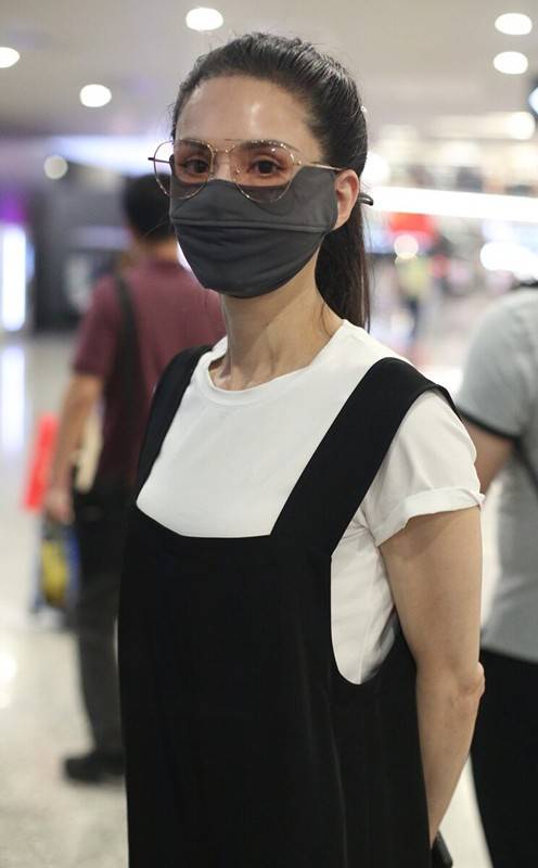 马尾|李若彤自律不说还会穿,背带裤配高马尾,54岁活力满满不输小姑娘