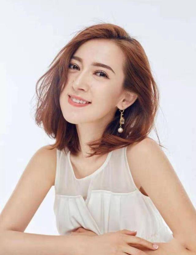 马苏|尼格买提老婆罕见晒照，穿衣时髦造型多变，混血脸像升级版马苏