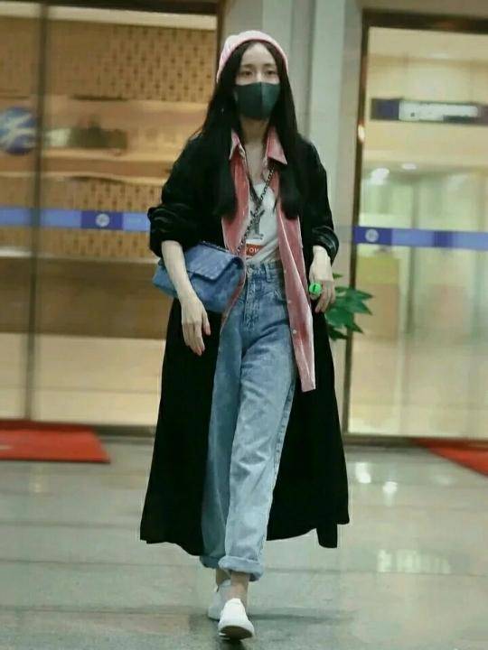 教科书|行走的教科书,杨幂的搭配很值得借鉴,时尚潮流又百搭