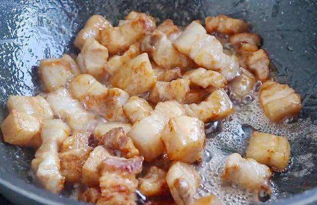 加入适量|红烧肉好吃有诀窍，教你做肉的正确做法与用料，红烧肉不好吃才怪