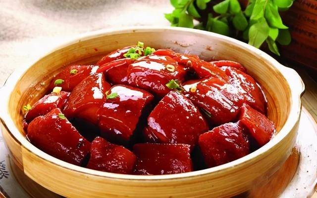 加入适量|红烧肉好吃有诀窍，教你做肉的正确做法与用料，红烧肉不好吃才怪
