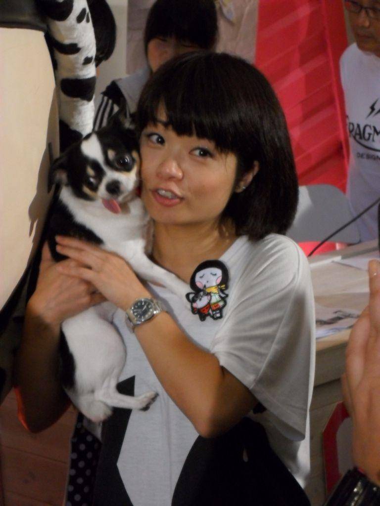 阮小仪是香港著名的主持人,她主持的节目在香港很受年轻人的欢迎,原本