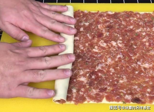 做法|1张豆腐片加些猪肉馅，抹匀铺平不炒不炖，出锅香气扑鼻真好吃
